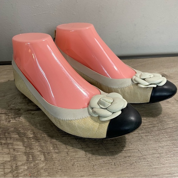 Women's CHANEL Ivory LEATHER Black CAP TOE Ballet Flats DESIGNER Shoes 37.5 - Picture 1 of 7